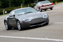 Ӣʽ��� ԇ�{�w�(y��n)��˹�D�R��V8 Vantage